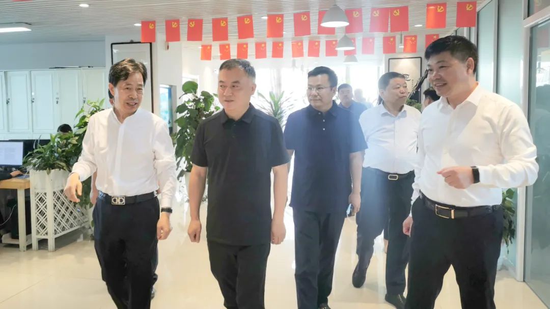 新密市委常委、政法委書記劉軍杰一行蒞臨榮盛科技集團(tuán)調(diào)研指導(dǎo)
